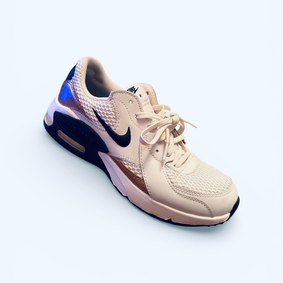 Women’s Nike Air Max Excee Size 8 White with Black & Gold Accents - Picture 8 of 9